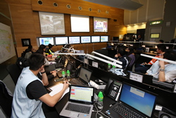 The exercise simulates the activation of the Airport Emergency Centre. Airport Authority Hong Kong (AA), Hong Kong Police Force, airlines, MTRC, ground handling agents and various other parties activate their respective contingency procedures to manage potential service disruptions.